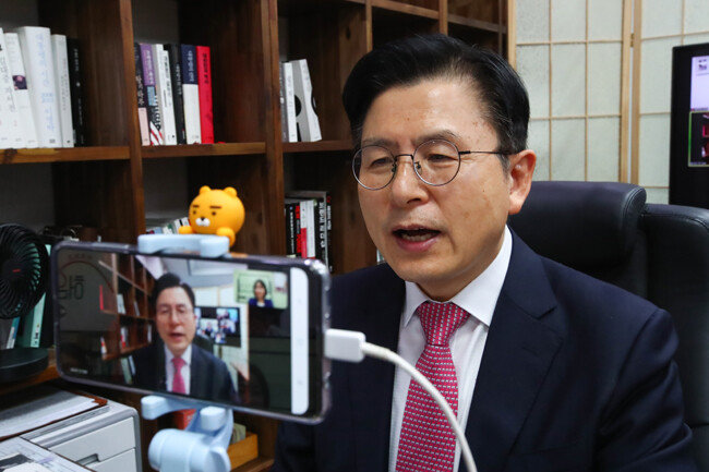 황교안 전 미래통합당 대표가 7월 14일 허은아 국민의힘 의원 사무실에서 온라인으로 열린 ‘명불허전 보수다’ 강연에 나섰다. [안철민 동아일보 기자]