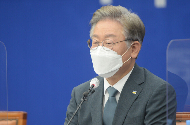이재명 경기지사가 8월 2일 대전시청에서 열린 경기도-대전광역시 지속가능 발전을 위한 정책협약식에서 인사말을 하고 있다. [뉴스1]