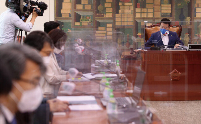 7월 27일 문화체육관광위원회 문화예술법안심사소위원회는 고의·중과실로 허위 보도를 한 언론사에 징벌적 손해배상 책임을 부과하는 것 등을 골자로 하는 ‘언론중재법 개정안’을 의결했다. [뉴스1]