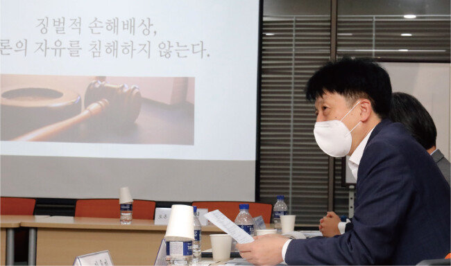 7월 5일 서울 영등포구 이룸센터에서 열린 ‘언론보도와 징벌적 손해배상 긴급토론회’에서 오기형 더불어민주당 의원이 모두발언을 하고 있다. [뉴스1]