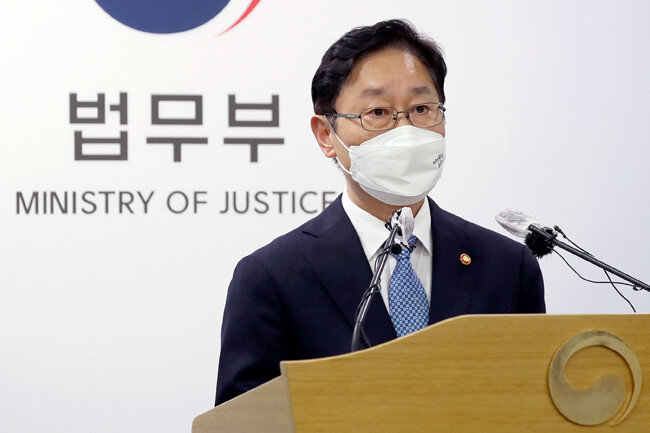 8월 9일 박범계 법무부 장관이 경기 과천 법무부에서 이재용 삼성전자 부회장의 가석방 심사 허가 관련 브리핑을 하고 있다. 이날 법무부에서 열린 가석방심의위에서 ‘적격’ 판정을 받은 이 부회장은 오는 8월 13일 서울구치소에서 나온다. [뉴스1]