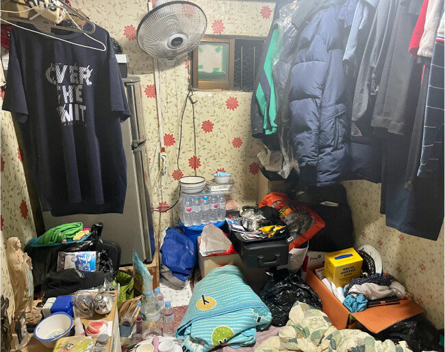 7월 29일 서울 영등포구 쪽방촌의 방 내부. 한 평(3.3㎡) 남짓 크기에 창문도 작다. [문영훈 기자]