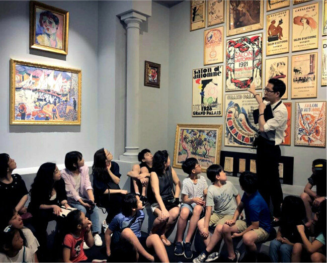 ‘스타 도슨트’ 김찬용 씨가 관람객 앞에서 전시 해설을 하고 있다. 과거 도슨트는 자원봉사자로만 여겨졌지만, 최근 도슨트의 전시 해설을 듣기 위해 전시장을 찾는 관람객이 늘고 있다. [김찬용 도슨트 제공]