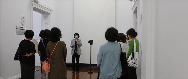 서울시립남서울미술관이 개최한 제1회 도슨트 대회 ‘묵다 묻다’. 이번 전시는 작품과 작가가 아닌 도슨트를 전면에 내세워 눈길을 끌었다. [서울시립남서울미술관 제공]