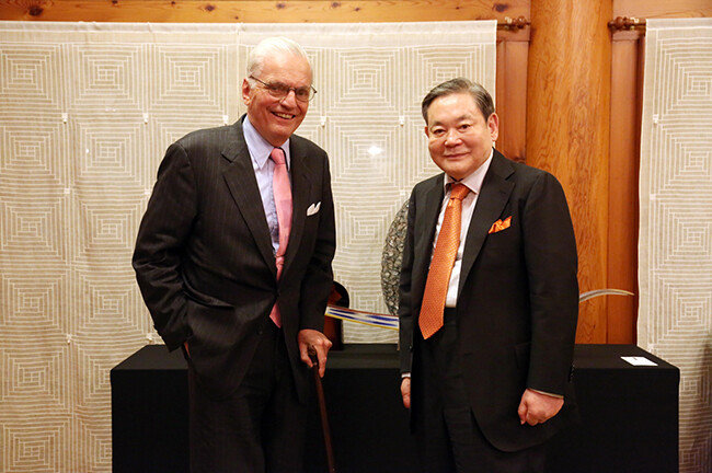 이건희 회장은 2013년 5월 22일 제임스 호튼 코닝 명예회장을 만나 만찬을 함께 하며 협력 증진 방안을 논의했다. [삼성전자 제공]