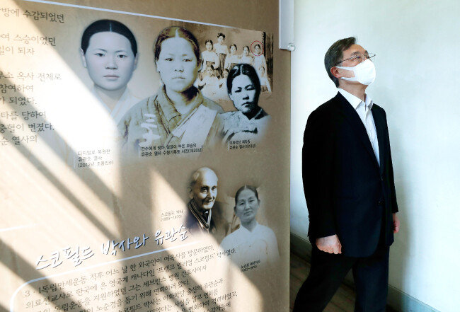 국민의힘 대권 주자인 최재형 전 감사원장이 8월 15일 서울 서대문형무소를 방문해 유관순 열사가 수감됐던 여옥사 8호실을 둘러보고 있다. [뉴시스]