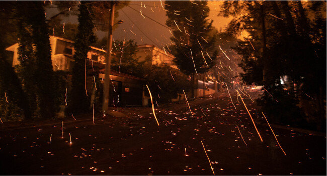  8월 7일 산불이 덮친 그리스 아테네 북부 지역 한 주택가 모습. 올여름 섭씨 40도가 넘는 폭염이 이어진 그리스에서는 대규모 산불과 그에 따른 정전이 잇따랐다. [아테네=신화 뉴시스]