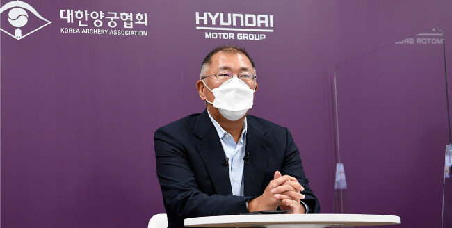 현대자동차그룹과 대한양궁협회는 8월 10일 2020 도쿄 올림픽에서 금메달 4개를 획득한 국가대표 선수단을 축하하는 대규모 온택트(Ontact) 환영 행사를 개최했다. 정의선 양궁협회장(현대자동차그룹 회장)은 행사에 참석해 선수들을 격려하고 포상금을 전달했다. [대한양궁협회 제공]