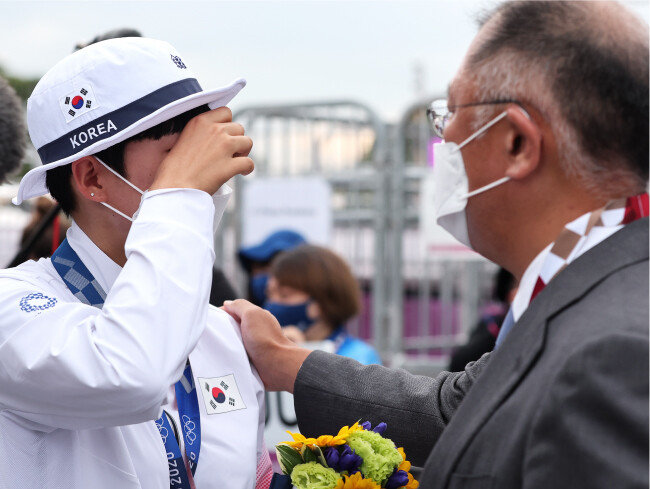 일본 도쿄의 유메노시마공원 양궁장에서 열린 2020 도쿄 올림픽 양궁 여자 개인 결승에서 안산이 러시아올림픽위원회의 옐레나 오시포바를 6-5로 꺾고 우승을 차지했다. 정의선 현대차그룹 회장이 울고 있는 안산을 다독여주고 있다. [올림픽사진공동취재단]