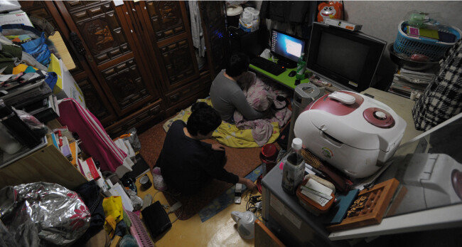 옴짝달싹하기 힘들 만큼 세간이 꽉 들어찬 한 집 안 풍경. 올여름 폭염이 이어지면서 주거환경이 열악한 취약계층 어린이들이 큰 고통을 겪었다. [초록우산어린이재단 제공]