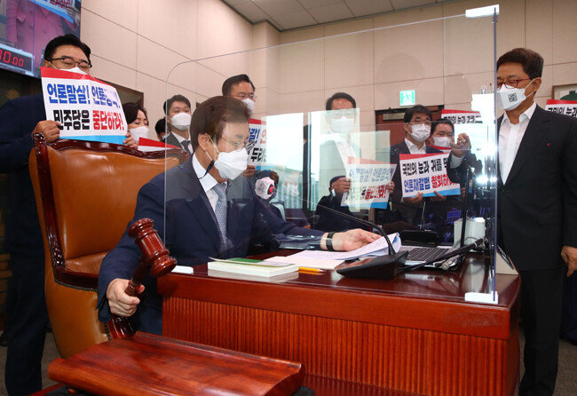 8월 19일 서울 여의도 국회에서 열린 문화체육관광위원회 전체회의에서 국민의힘 의원들이 언론중재법 개정안을 통과시키려는 더불어민주당 소속 도종환 위원장의 회의 진행을 막으며 항의하고 있다. [뉴스1]