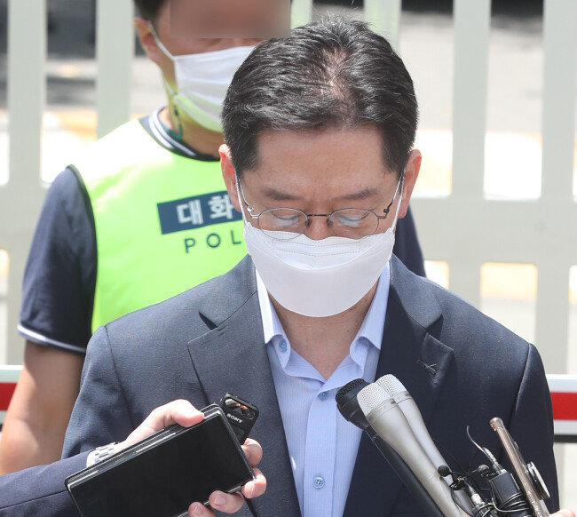 7월 26일 경남 창원시 창원교도소 앞에서 김경수 전 경남지사가 재수감되기 전 발언을 하고 있다. [뉴스1]