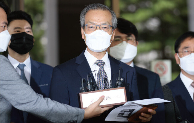 ‘드루킹 댓글 조작 사건’ 수사와 공소유지를 맡아온 허익범 특별검사가 7월 21일 서울 서초구 대법원 앞에서 대법원 판결에 대한 입장을 밝히고 있다. [뉴스1]