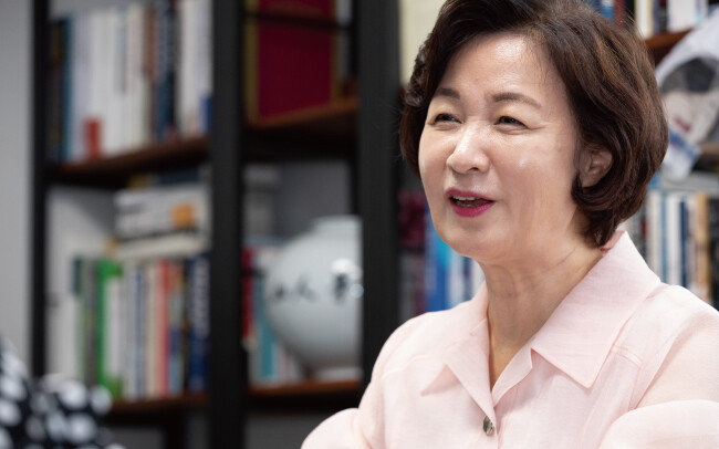 추미애 전 장관은 “법무부 장관직에서 물러난 후 대담집을 준비하면서 많은 대화를 통해 상처받은 마음을 치유하고 지난 시간을 돌아보며 놓친 부분을 발견했다”고 털어놨다. [지호영 기자]