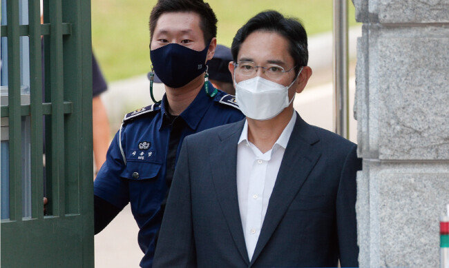 광복절 가석방으로 풀려난 이재용 삼성전자 부회장이 8월 13일 오전 경기 의왕 서울구치소에서 나와 이동하고 있다. [뉴스1]
