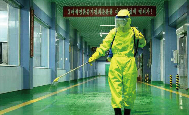 북한 노동당 기관지 ‘노동신문’ 8월 12일자에 실린 갈마식료공장 방역 모습. 이날 노동신문은 코로나19 상황에서 “그 어떤 사소한 요소도 허용할 수 없다”고 보도했다. [평양 노동신문=뉴스1]