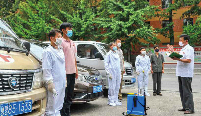 북한 노동당 기관지 ‘노동신문’에 지난해 7월 27일 실린 사진. 이날 노동신문은 비상방역지휘부를 조명하며 “국경연선 시·군의 비상방역지휘부들에서 방역사업을 더욱 강도높이 전개하고 있다”고 보도했다. [평양 노동신문=뉴스1]