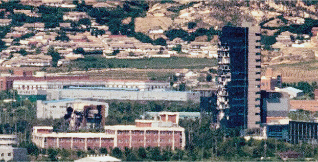 지난해 6월 19일 오전 경기도 파주 접경지역에서 바라본 개성공단. 폭파된 남북공동연락사무소 잔해물과 충격으로 훼손된 개성공단지원센터가 선명하게 보인다. [뉴스1]