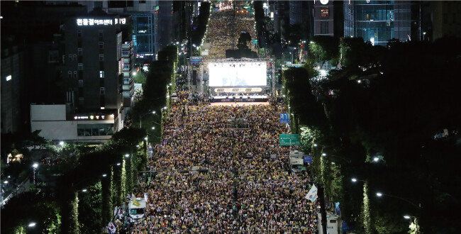 2019년 10월 5일 사법적폐청산 범국민시민연대가 서울 서초역 인근에서 검찰개혁, 사법적폐 청산 집회를 열었다. 한편 아래쪽에서는 보수 시민단체 회원들이 조국 구속을 주장하는 집회를 열었다. [동아DB]