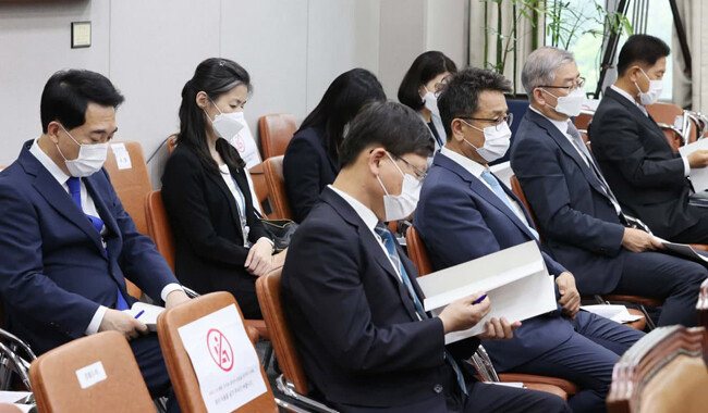 이철희 대통령정무수석비서관(앞줄 왼쪽에서 두 번째)이 8월 23일 서울 여의도 국회에서 열린 운영위원회 전체회의에 참석해 박수현 국민소통수석(뒷줄 맨 왼쪽) 등과 함께 자리에 앉아 있다. [사진공동취재단]