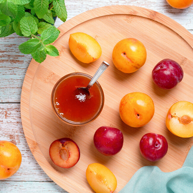 자두와 설탕을 넣고 같이 끓이면 다양한 요리에 곁들여먹기 좋은 자두잼이 된다. [GettyImage]