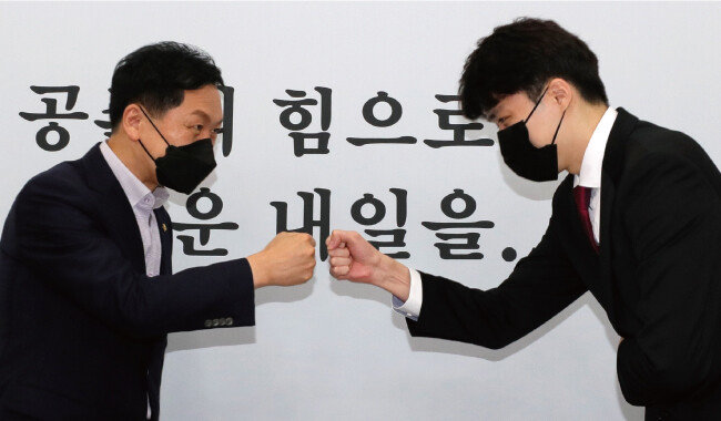 7월 7일 서울 여의도 국회에서 양준우 국민의힘 대변인(오른쪽)이 김기현 국민의힘 원내대표와 인사를 나누고 있다. 양 대변인은 7월 30일 페이스북을 통해 올림픽 양궁 금메달리스트 안산 선수가 ‘남혐 단어’를 사용했다며 비판했다. [뉴스1]