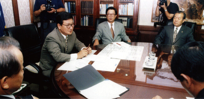 1997년 8월 19일 신한국당은 당직자 회의를 열어 오익제 씨 월북과 관련 당 입장을 밝히는 등 치열한 공방을 벌였다. [동아DB]