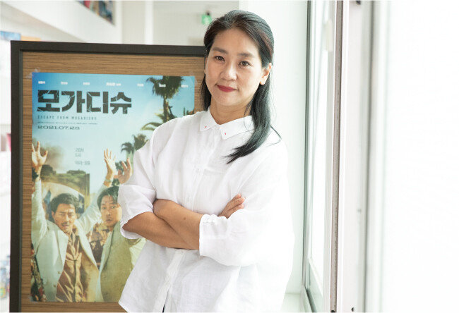 올해 하반기 스크린 기대작인 ‘모가디슈’와 ‘인질’을 제작한 강혜정 대표. [지호영 기자]