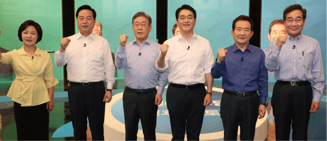 8월 17일 채널A가 주최한 토론회에 참석한 더불어민주당 대선후보들. 추미애·김두관·이재명·박용진·정세균·이낙연(왼쪽부터). [뉴스1]