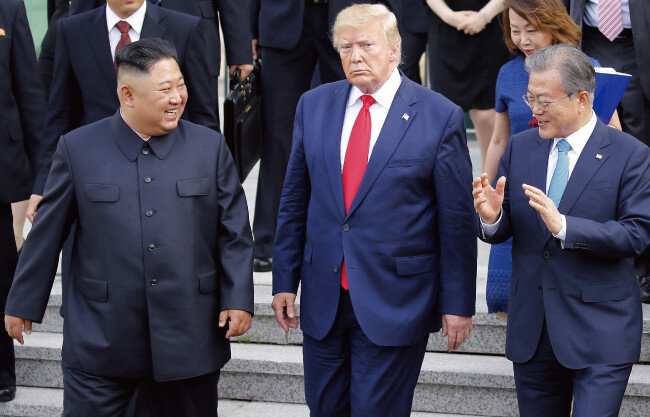 2019년 6월 30일 문재인 대통령과 김정은 북한 국무위원장, 도널드 트럼프 당시 미국 대통령이 경기 파주 판문점 공동경비구역(JSA) 자유의 집에서 회담을 마친 뒤 이야기를 하며 걷고 있다. [청와대 사진기자단]