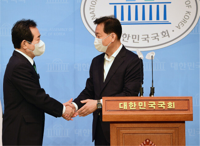 정세균 전 국무총리와 이광재 더불어민주당 의원이 7월 5일 서울 여의도 국회소통관에서 대통령 후보단일화 합의를 발표하고 있다. 이날 이후 정 전 총리는 민주당 ‘적통’임을 자임하며 적통 경쟁에 불을 붙였다. [동아DB]