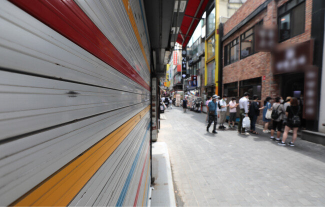 서울 중구 명동 거리의 폐업한 상가. 일부 대선후보들은 소득주도성장으로 인해 소상공인들의 부담이 커졌다고 주장한다. [뉴스1]