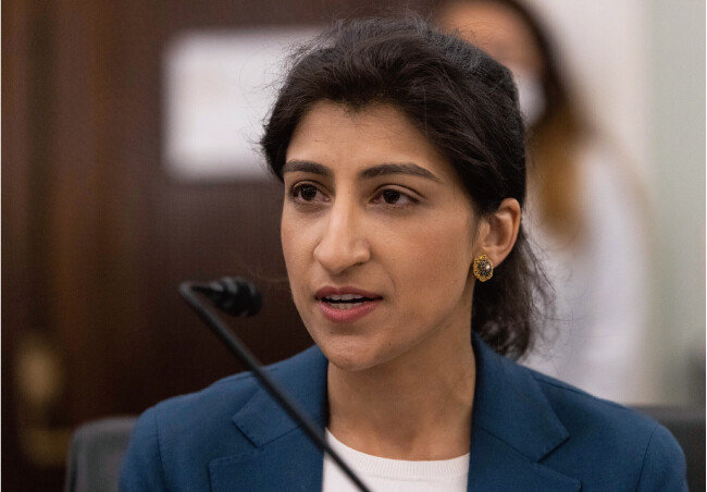 역대 최연소(32) 나이로 연방거래위원회(FTC) 의장에 임명된 리나 칸 컬럼비아 로스쿨 교수. 그는 예일대 로스쿨에 재학 중이던 28세 때 ‘아마존 독점의 역설’이라는 논문을 출간해 일약 스타덤에 올랐다. [뉴스1]