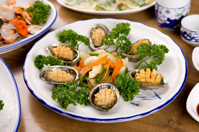 칼집 낸 전복 살에 살짝 녹인 가염 버터를 발라 오븐에 구우면 향긋 고소한 전복구이가 완성된다. [GettyImage]