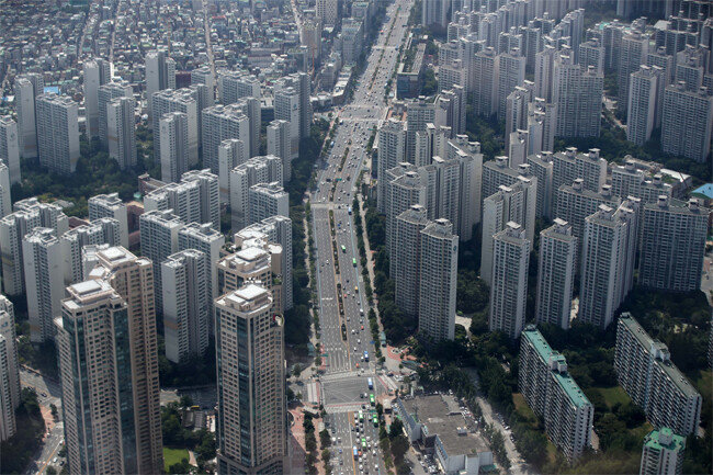 8월 5일 서울 송파구 롯데월드타워 서울스카이에서 바라본 도심 아파트 단지의 모습. 정부의 부동산 규제에도 서울 집값과 전세가격 상승세가 계속되고 있다. [사진=뉴시스]