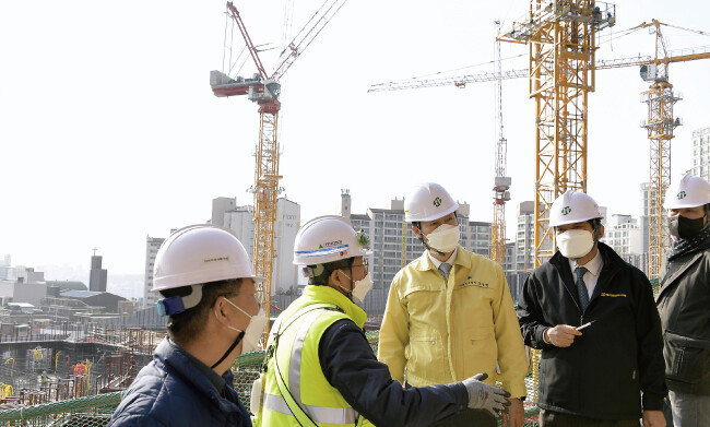3월 8일 서울 서대문구 홍은동에 있는 주택 재건축 공사현장에서 해빙기 민관 합동 안전점검이 진행되고 있다. [사진=서대문구 제공]