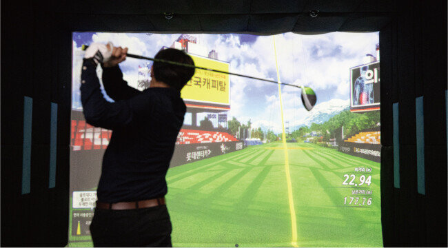 MZ세대 골프 열풍에는 이용료가 저렴한 스크린 골프가 큰 역할을 한 것으로 보인다. 젊은 골퍼 대다수는 스크린 골프로 골프를 처음 접했고 스크린 골프장을 자주 간다고 말했다. [뉴스1]