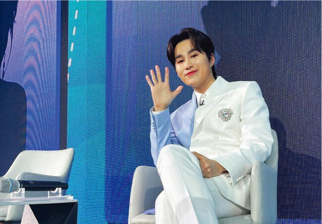 2월 26일 예능 프로그램 ‘사랑의 콜센타’ 촬영장에서 무대를 준비하는 김희재. 이날 그는 추운 날씨로 팬들의 건강을 염려하며 “일교차가 심하니 따뜻하게 옷 입고 다니기~”라는 글을 인스타그램에 올렸다. [김희재 인스타그램]