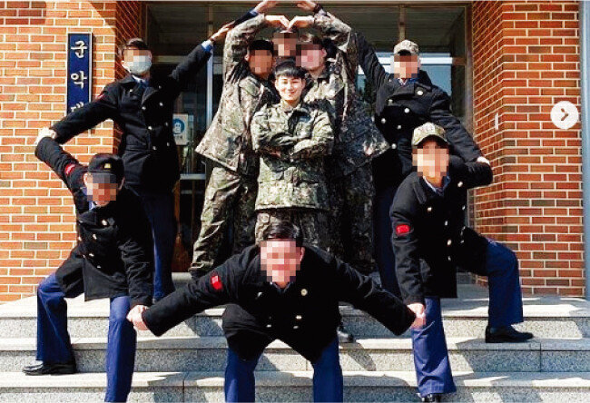 해군 군악대로 복무하던 병장 김희재는 2020년 3월 17일 전역을 명받았다. 개구쟁이 같은 표정이 눈길을 끈다. [김희재 인스타그램]