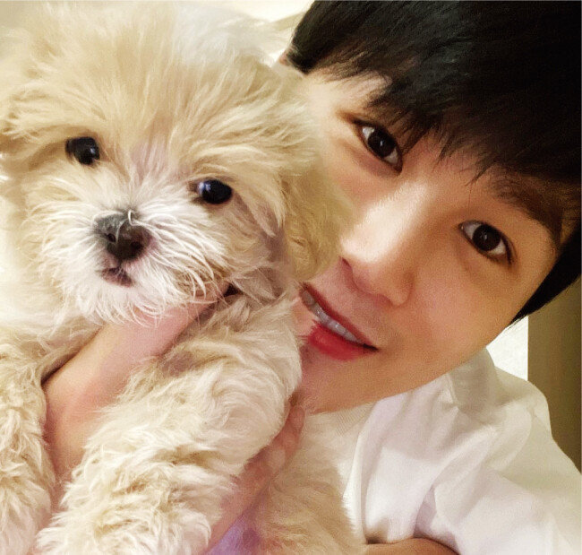 김희재가 집에서 키우는 강아지 ‘바닐라’와 단란한 시간을 보내고 있다. [김희재 인스타그램]