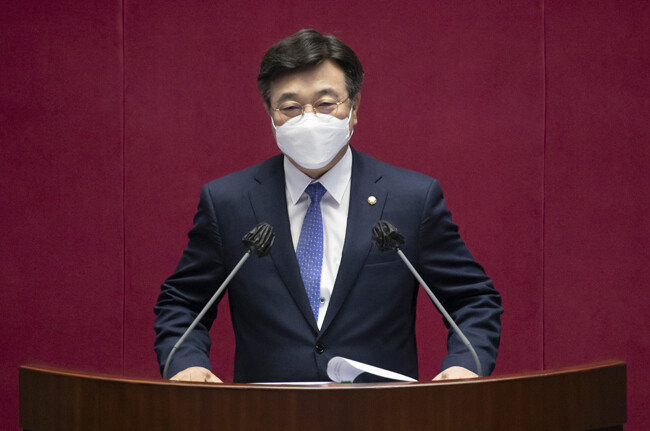 윤호중 더불어민주당 원내대표가 9월 8일 서울 여의도 국회에서 열린 본회의에서 교섭단체 대표연설을 하고 있다. [뉴시스]