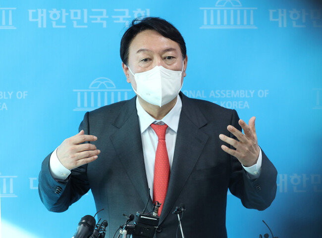 윤석열 국민의힘 대선 경선 예비후보가 8일 서울 여의도 국회 소통관에서 ‘고발 사주’ 의혹 관련 기자회견을 하고 있다. [뉴시스]