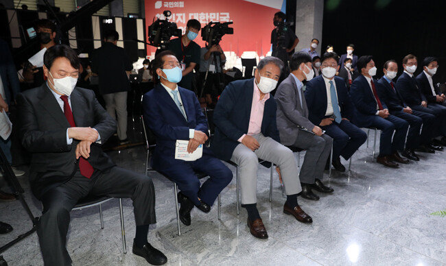 9월 7일 국민의힘 대선 경선 후보 ‘체인지 대한민국, 3대 약속’ 발표회에서 예비후보들이 행사 시작을 기다리고 있다. 왼쪽부터 윤석열, 홍준표, 박진, 하태경, 유승민, 원희룡, 장기표, 최재형 예비후보. [안철민 동아일보 기자]