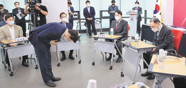 이준석 국민의힘 대표(왼쪽에서 두 번째)가 9월 5일 서울 여의도 국민의힘 당사에서 열린 ‘공정경선 서약식 및 간담회’에서 정홍원 선거관리위원장(오른쪽)에게 인사하고 있다. 국민의힘 대선 경선 첫 행사로 열린 이날 간담회에는 대선 주자 12명 중 4명이 역선택 방지 조항 도입에 반대한다는 의미로 불참했다. [뉴스1]