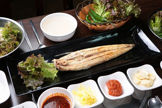 장어는 편마늘, 잘게 썬 고추, 깻잎 등과도 잘 어울리지만 최상의 조합을 이루는 향채는 역시 생강이다. [GettyImage] 