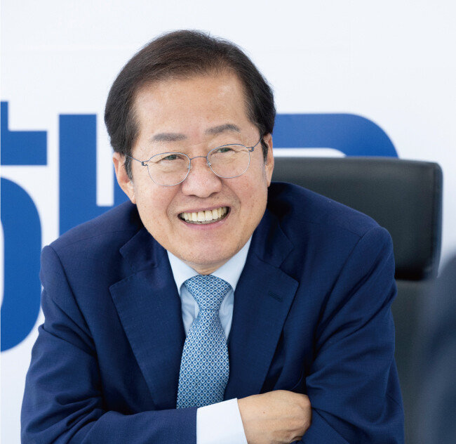 홍준표 국민의힘 의원이 9월 8일 서울 여의도 선거캠프에서 ‘신동아’와 인터뷰하고 있다. [지호영 기자]