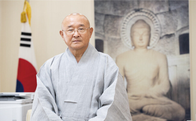 동국대 이사장 성우스님. 1976년 월주스님 문하로 출가해 수십 년간 깊은 인연을 맺었다. [지호영 기자]