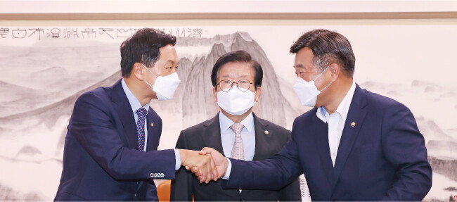 8월 31일 오전 서울 여의도 국회의장실에서 윤호중 더불어민주당 원내대표(오른쪽), 김기현 국민의힘 원내대표(왼쪽)가 박병석 국회의장 주재로 언론중재법 국회 본회의 상정에 관한 일정을 협의하기 위해 만났다. [동아DB]