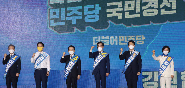 더불어민주당 대선주자들이 9월 12일 강원 원주에서 열린 강원 지역 합동연설회에서 파이팅을 외치고 있다. 왼쪽부터 이재명 경기도지사, 김두관 의원, 정세균 전 국무총리, 이낙연 전 대표, 박용진 의원, 추미애 전 법무부 장관. [동아DB]