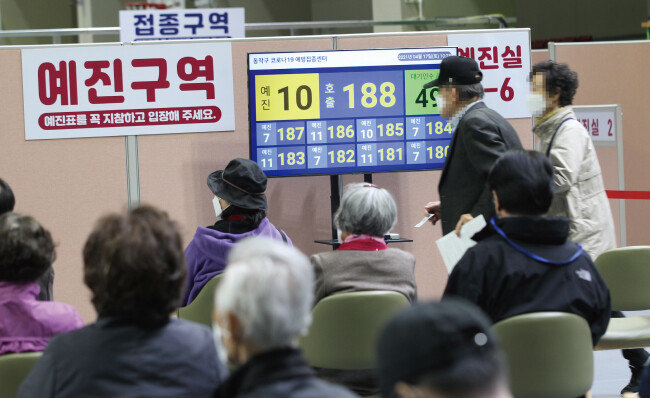 코로나19 백신접종이 진행되고 있는 서울 관악구 사당종합체육관 모습. 전문가들은 코로나19 백신접종으로 인한 이상반응을 최소화하려면 접종 전 예진과 접종 후 관찰이 중요하다고 말한다. [뉴스1]